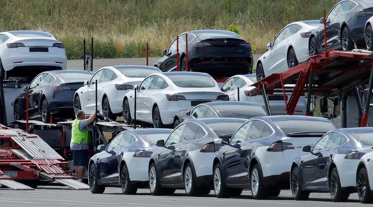 Nhận định sâu hơn về cổ phiếu Tesla đằng sau loạt ồn ào về tính hiệu quả của hệ thống tự lái