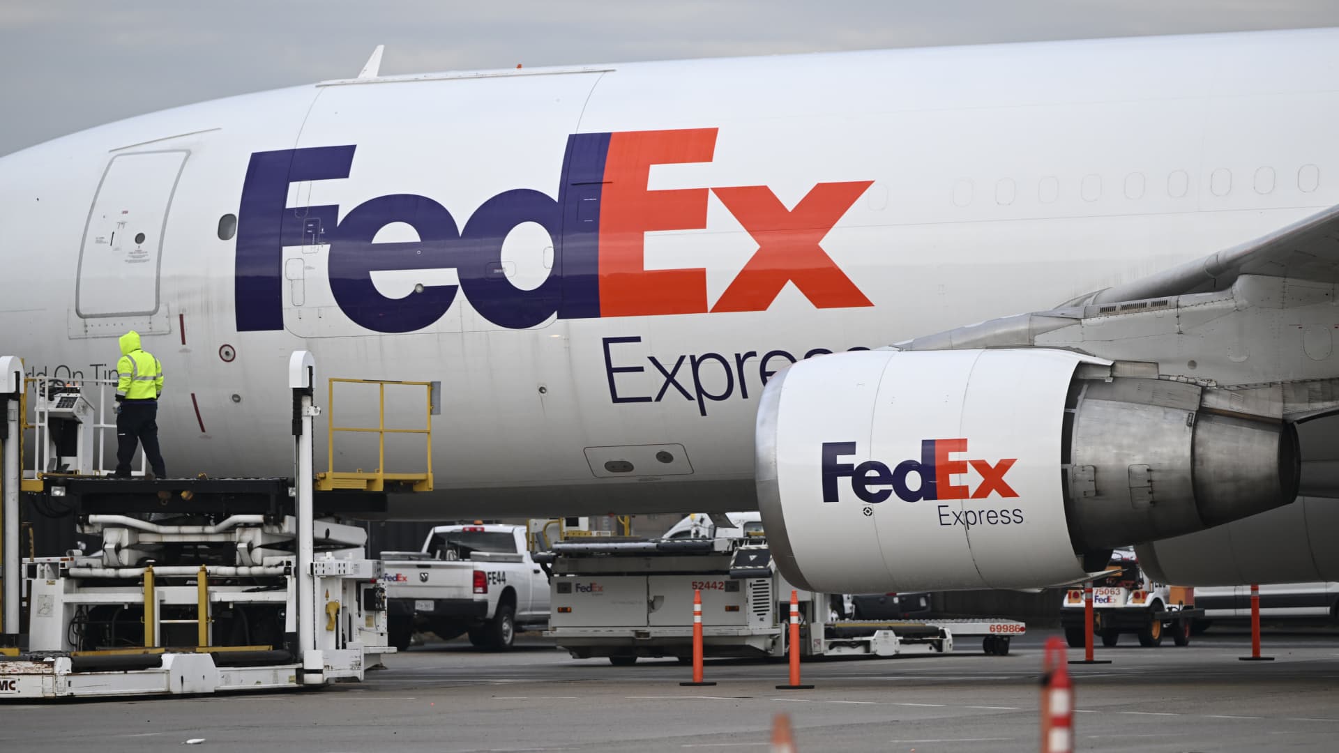 Nhờ cắt giảm chi phí, FedEx tăng dự báo lợi nhuận năm 2023