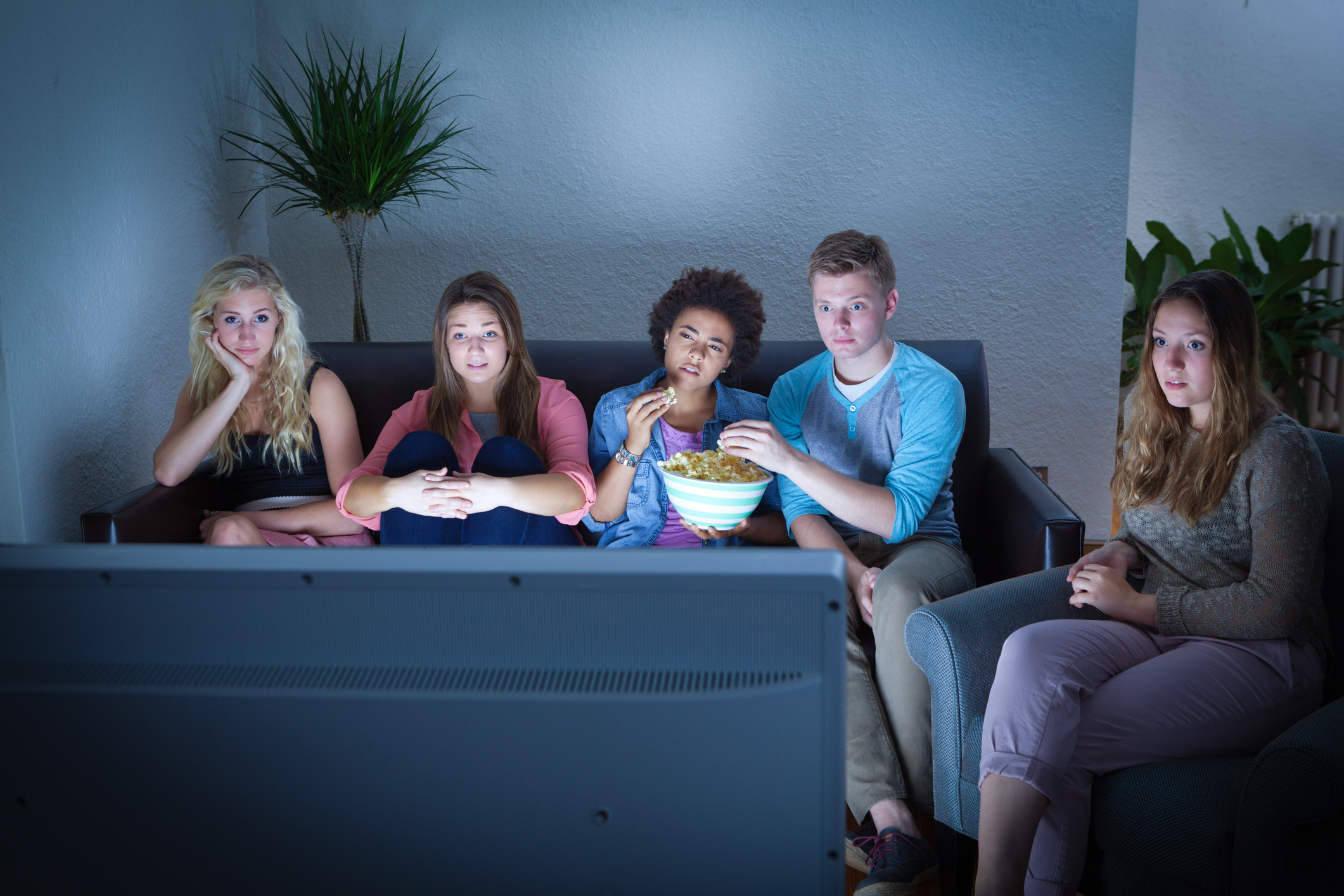 Lựa chọn mua tốt hơn: cổ phiếu Netflix so với Warner Bros. Discovery