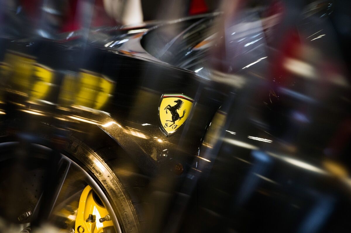 Bất chấp cơn gió ngược kinh tế, xa xỉ phẩm Ferrari vẫn chưa lỗi mốt