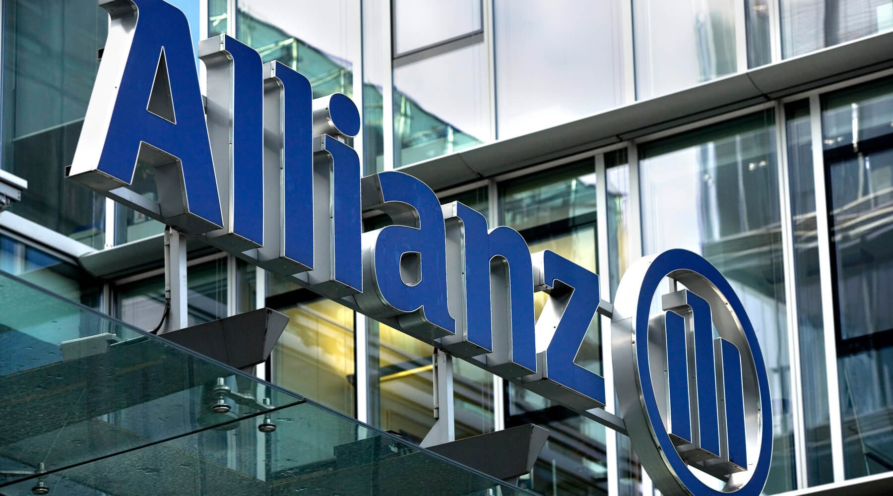 Allianz: đứng ngoài quan sát chờ rẽ lối