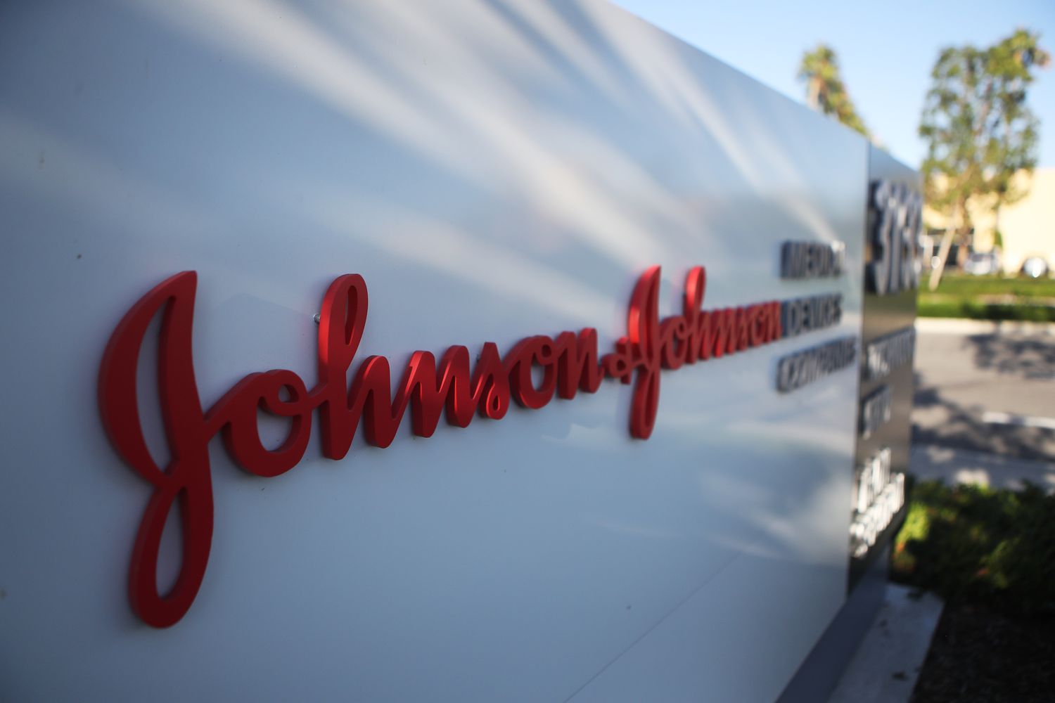 Johnson & Johnson báo cáo kết quả kinh doanh vượt kỳ vọng