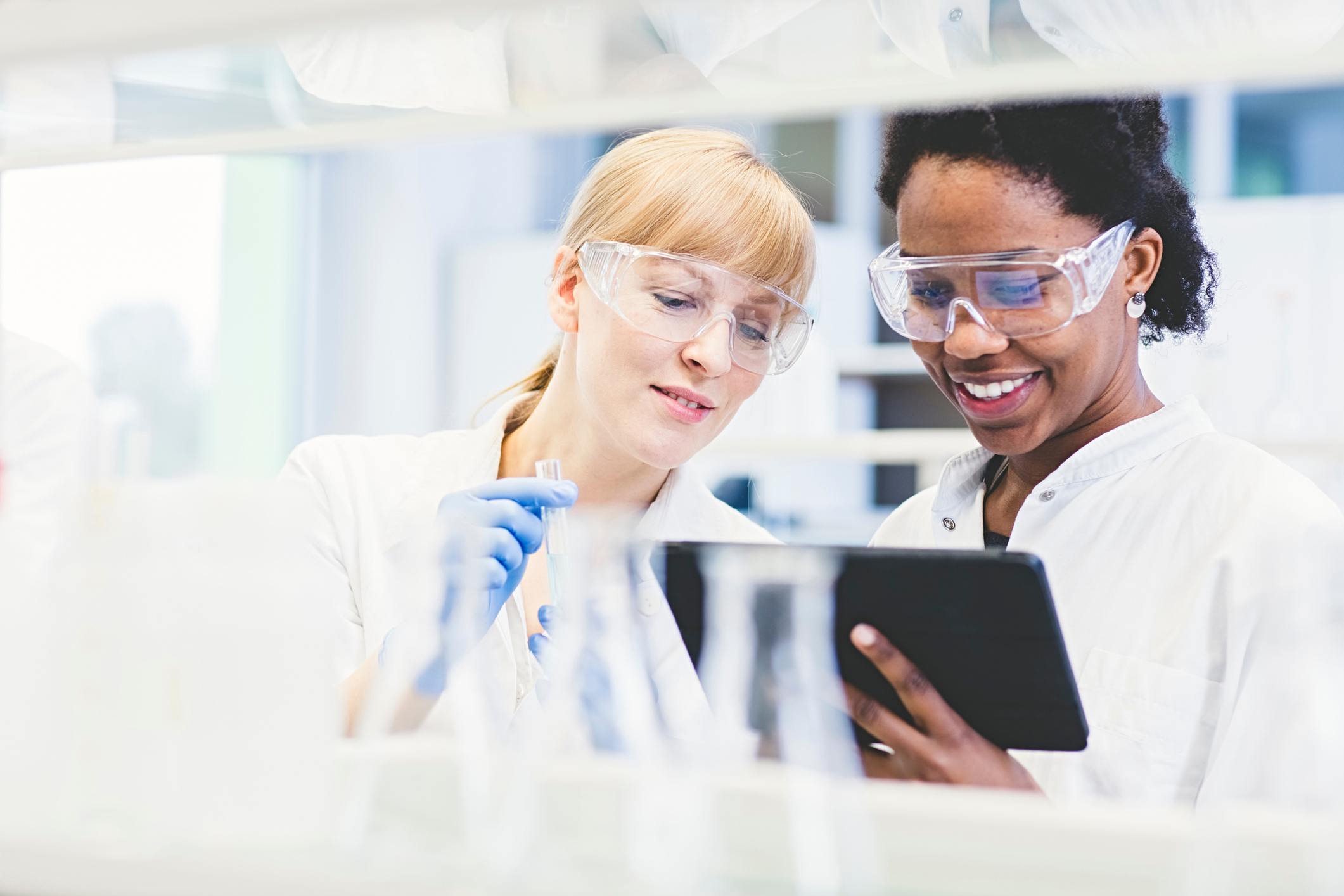 So găng cổ phiếu AbbVie và Johnson & Johnson