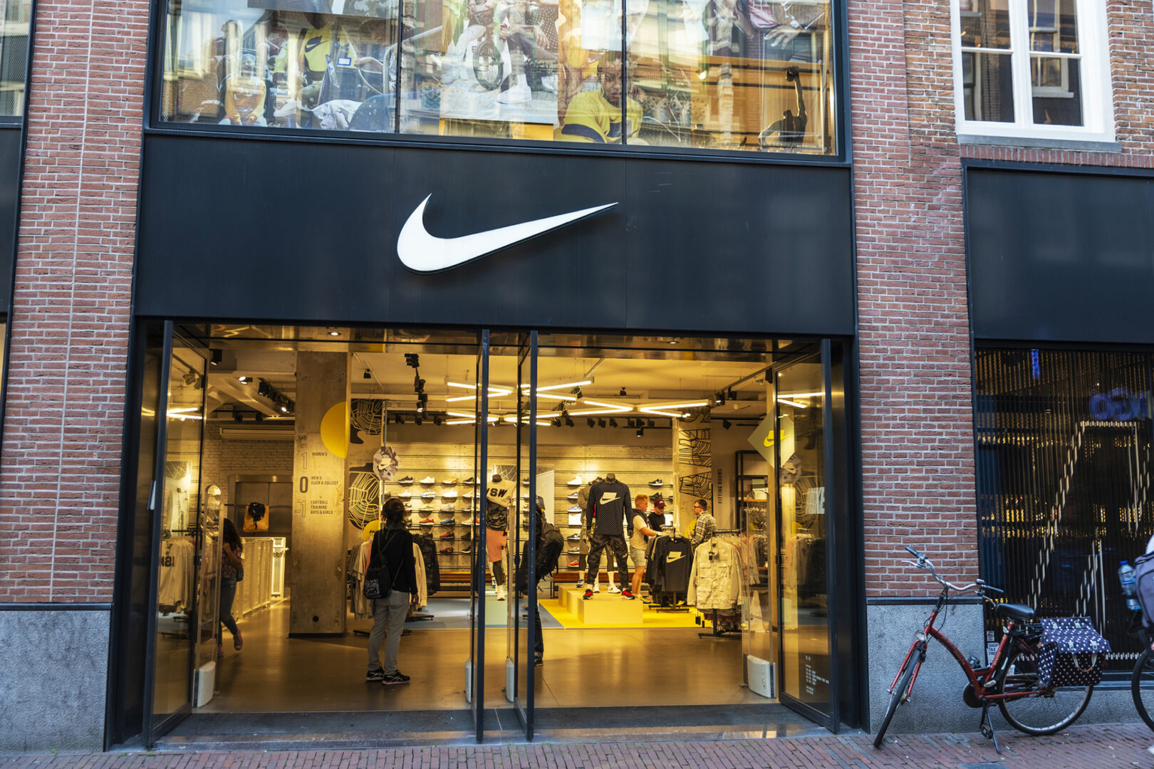 Bí quyết thành công của Nike khiến NKE trở thành cổ phiếu dễ mua