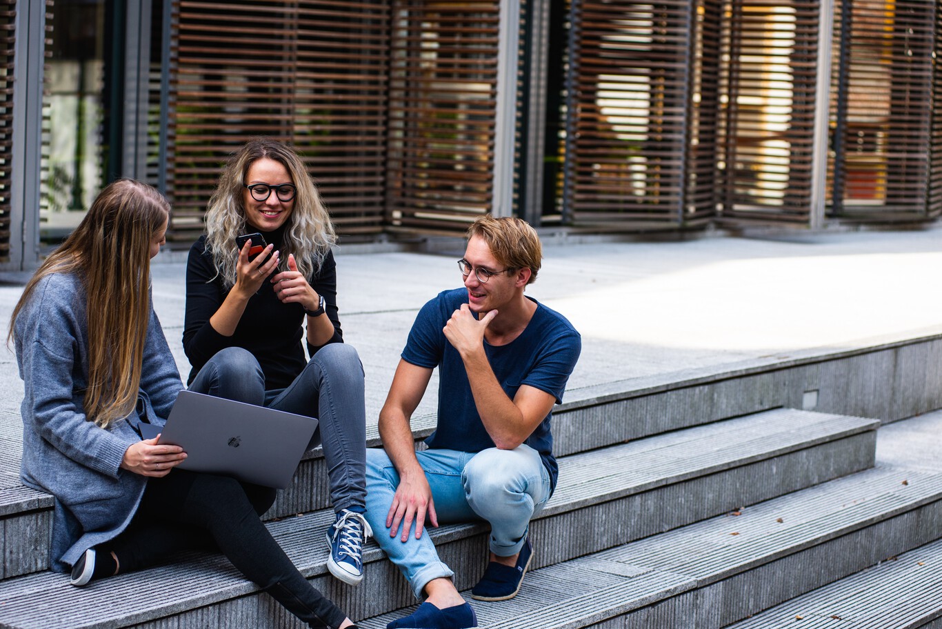 Cổ phiếu Apple: so sánh luận điểm giá tăng, giá giảm