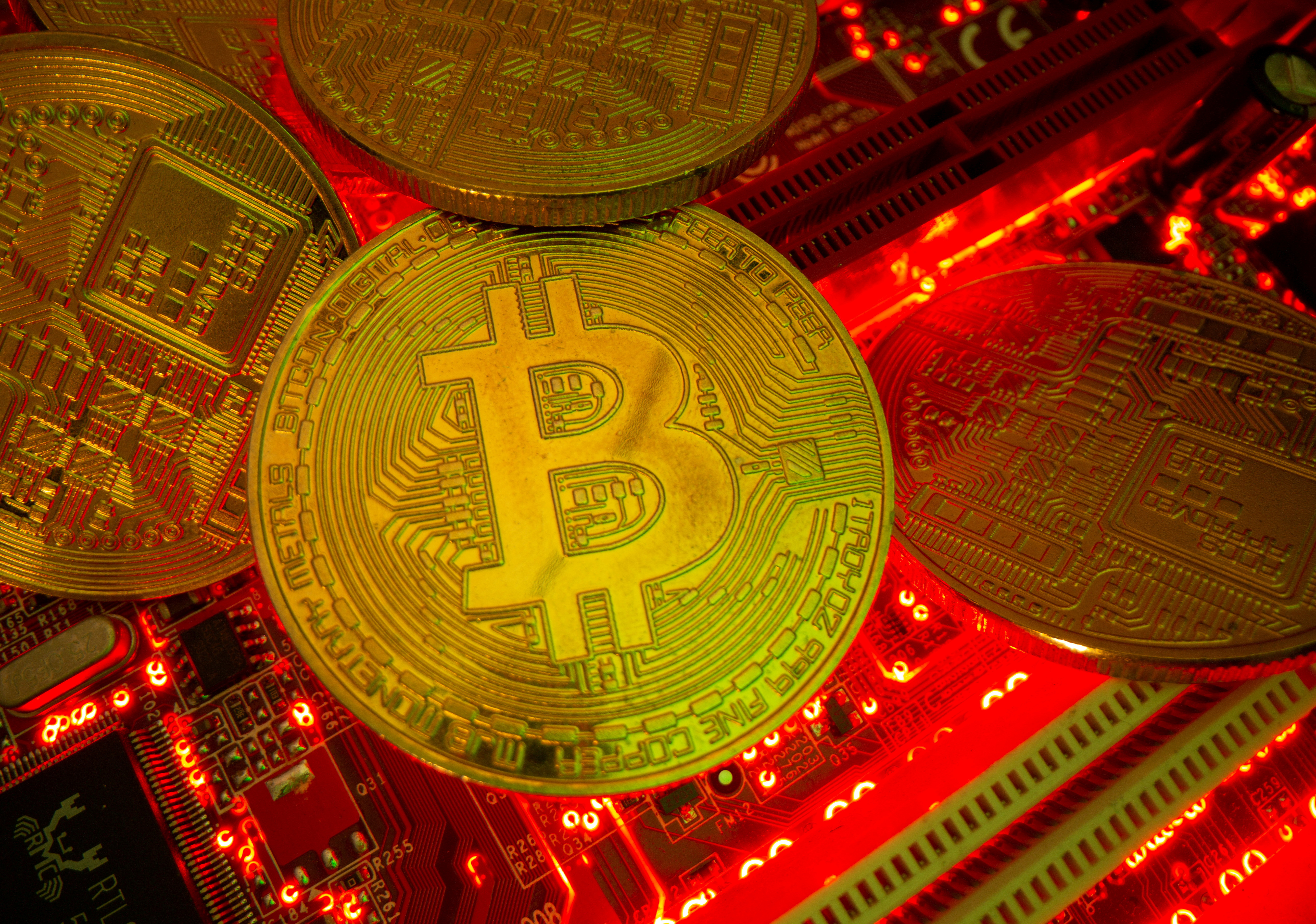 Bitcoin chạm mức 27.400 USD trước khi giảm trở lại