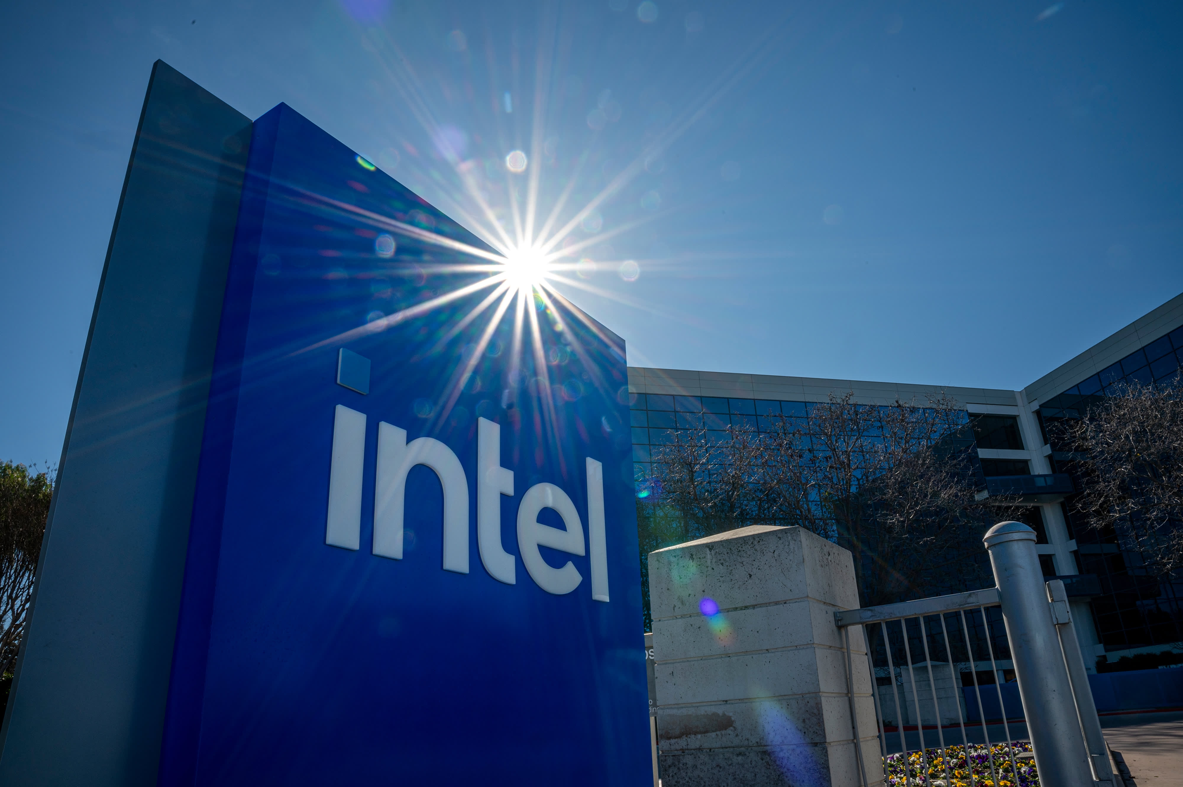 Intel báo cáo khoản lỗ trong quý lớn nhất lịch sử công ty
