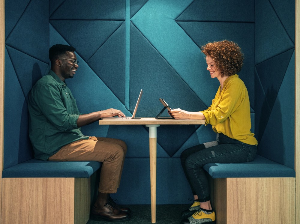 Apple, AT&T: 2 cổ phiếu công nghệ bạn có thể mua và nắm giữ trong thập kỷ tới