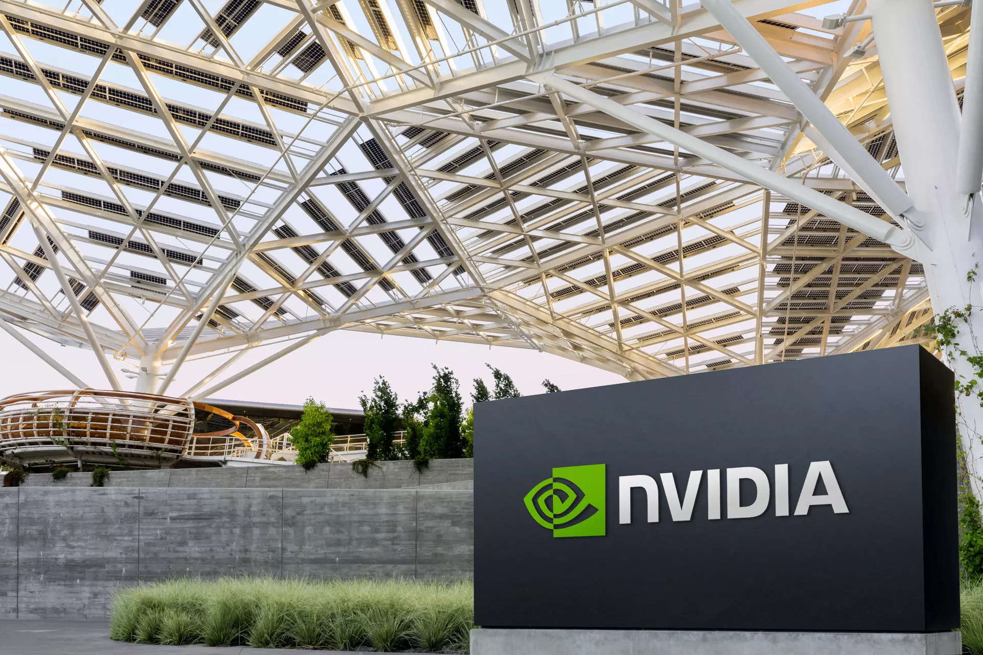 Vốn hóa của Nvidia gần chạm nghìn tỷ đô sau khi cổ phiếu tăng giá đột biến