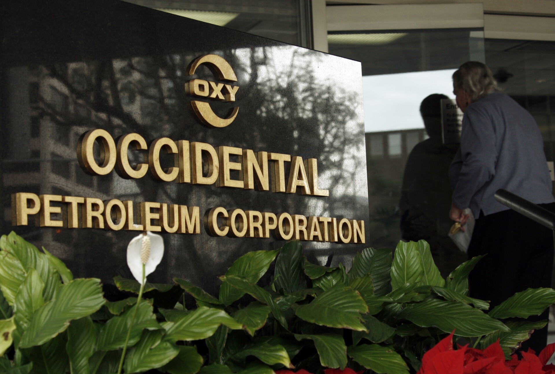 Cổ đông Occidental Petroleum vẫn hưởng lợi dù giá dầu thấp kéo tụt lợi nhuận công ty