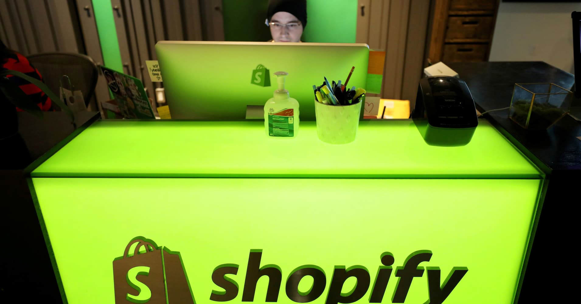 Shopify cắt giảm 20% nhân công; giá cổ phiếu tăng vọt nhờ lợi nhuận vượt kỳ vọng