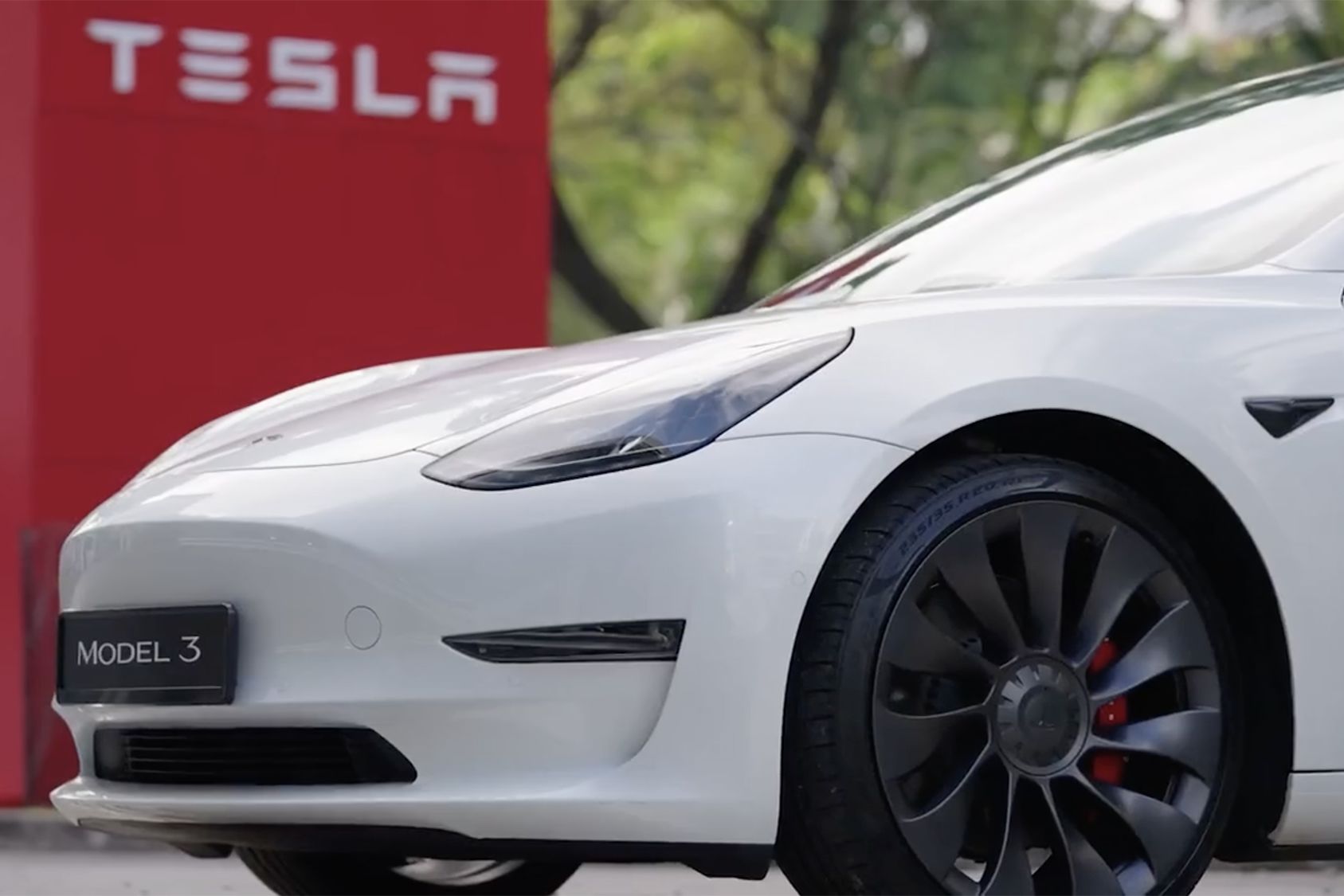 Giá cổ phiếu Tesla tăng vọt sau khi Elon Musk tiết lộ 5 điều sau