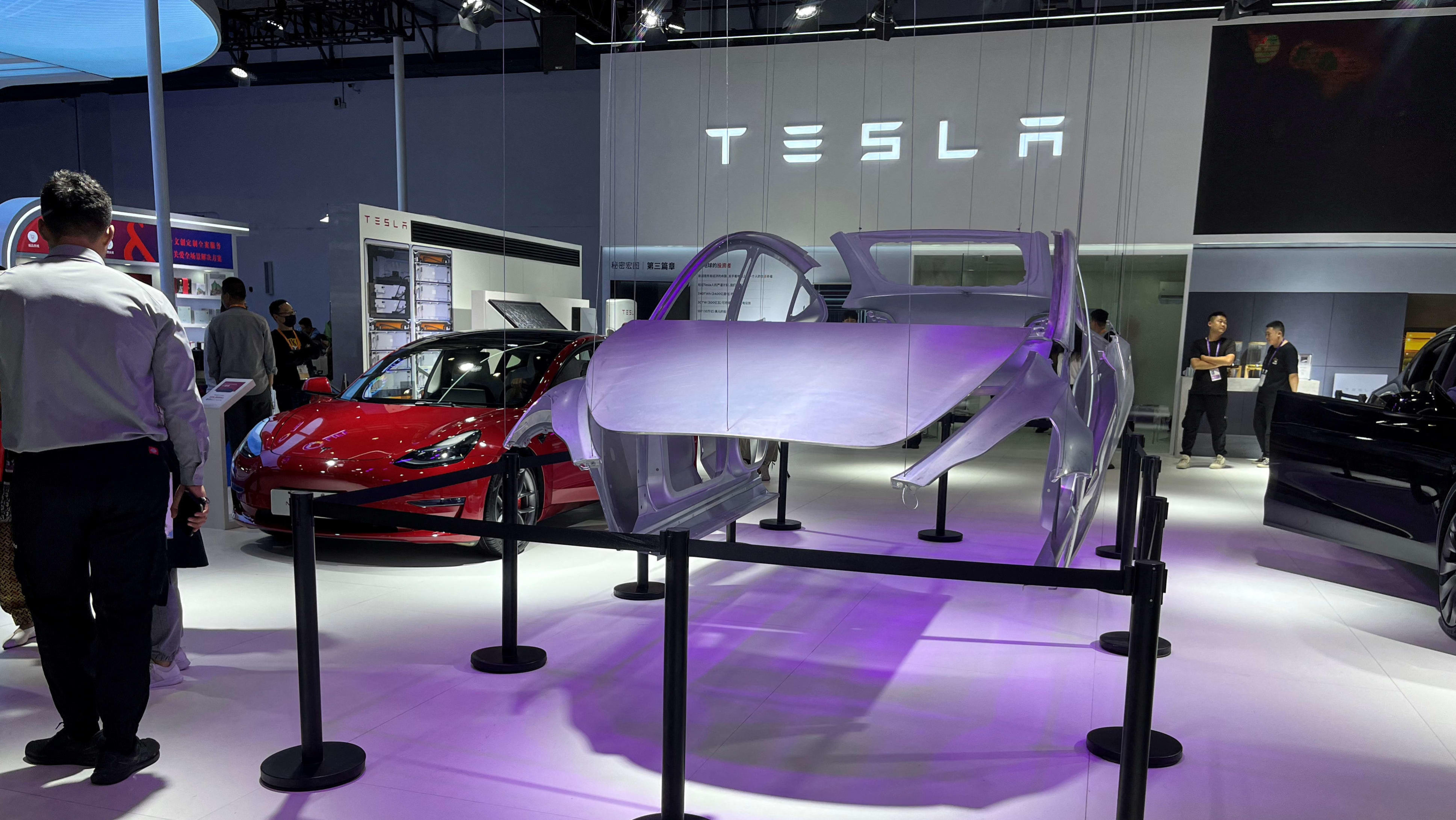 Cathie Wood nói rằng cổ phiếu Tesla có thể tăng 1.030% từ nay đến năm 2027 - Elon Musk gật đầu