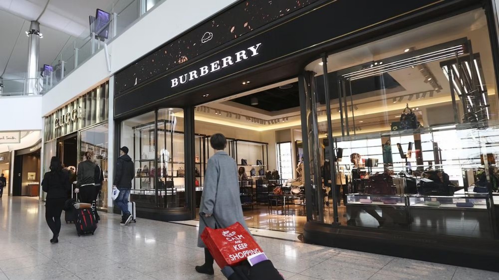 Burberry Group sẽ trả khoản cổ tức lớn hơn năm ngoái