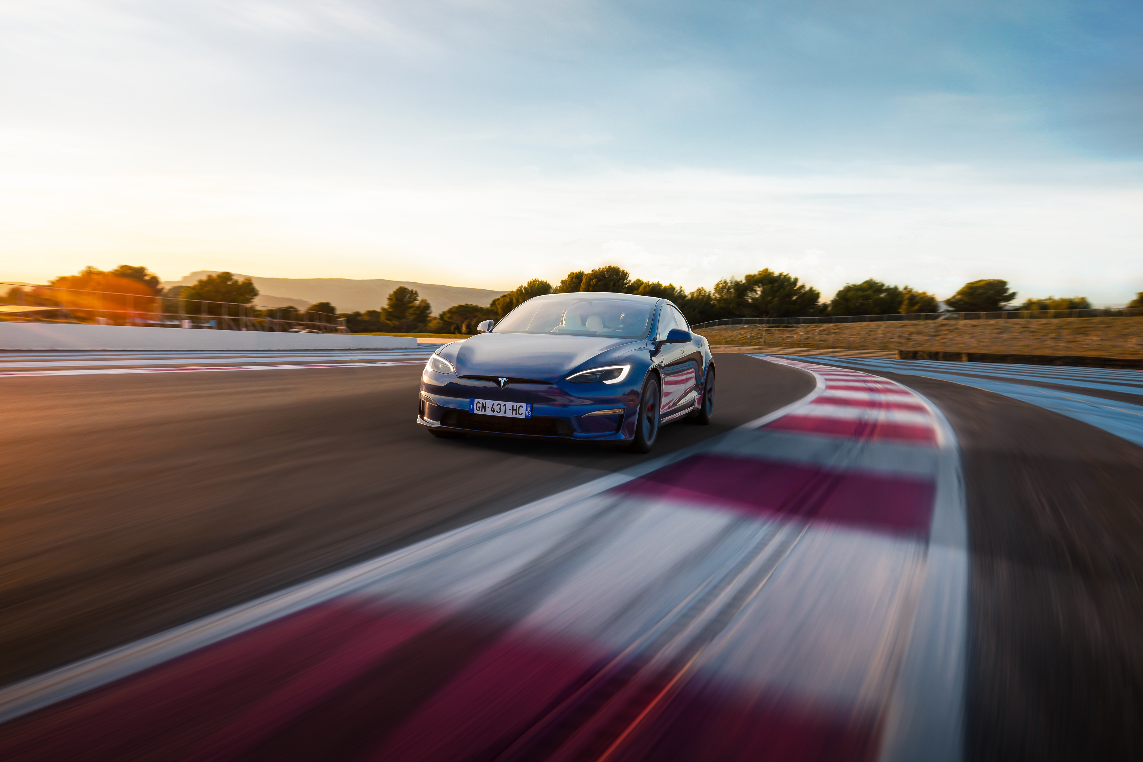Quyết định dùng quảng cáo cho Tesla của Elon Musk có thể thay đổi cuộc chơi