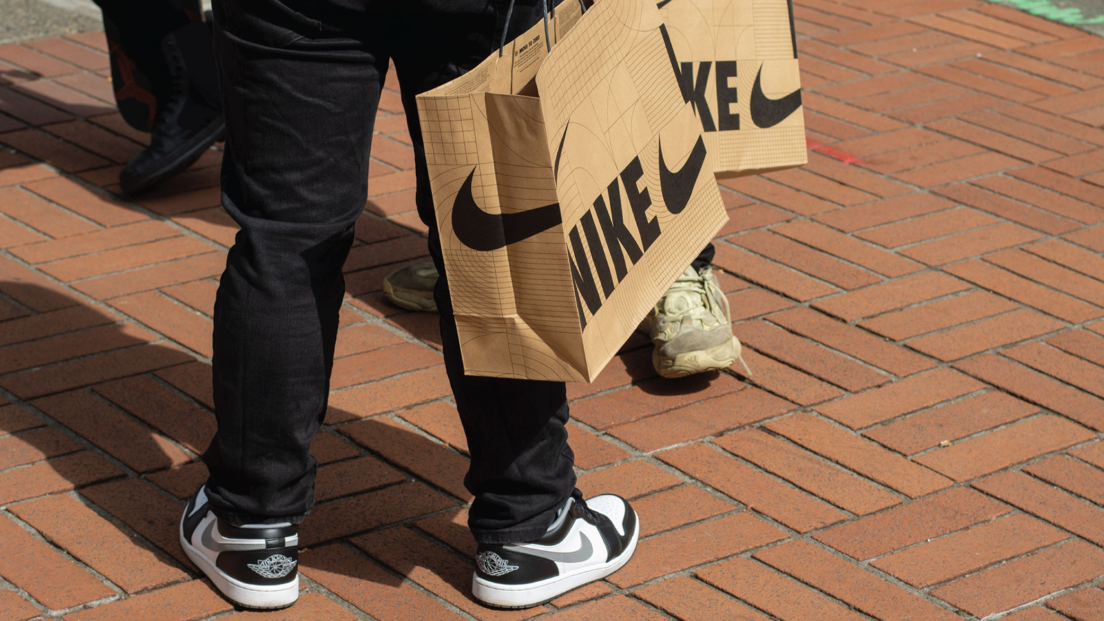 Có nên mua cổ phiếu Nike ngay bây giờ không?