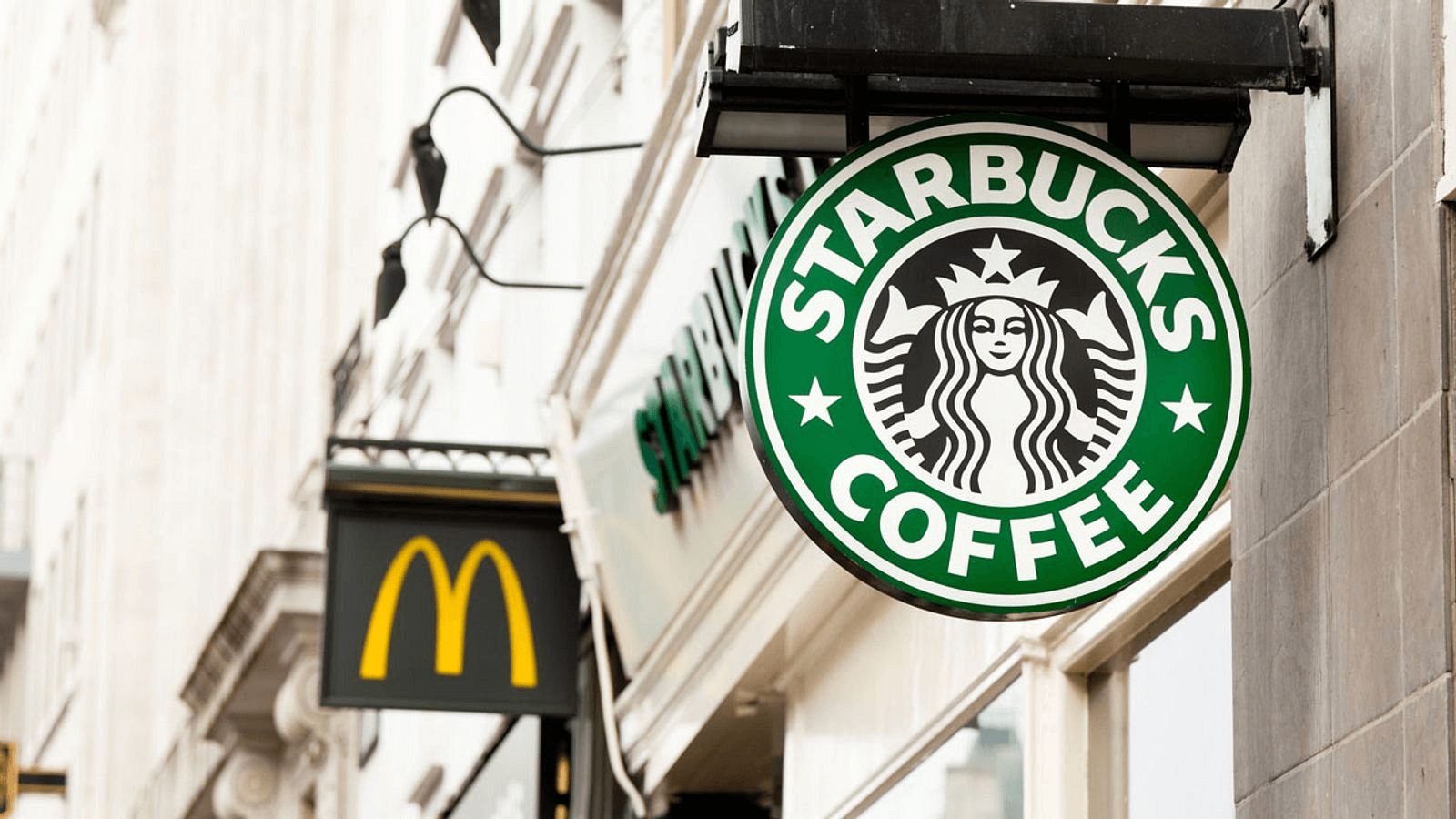 Cả Starbucks và McDonald's đều đáng mua trong giai đoạn hiện nay