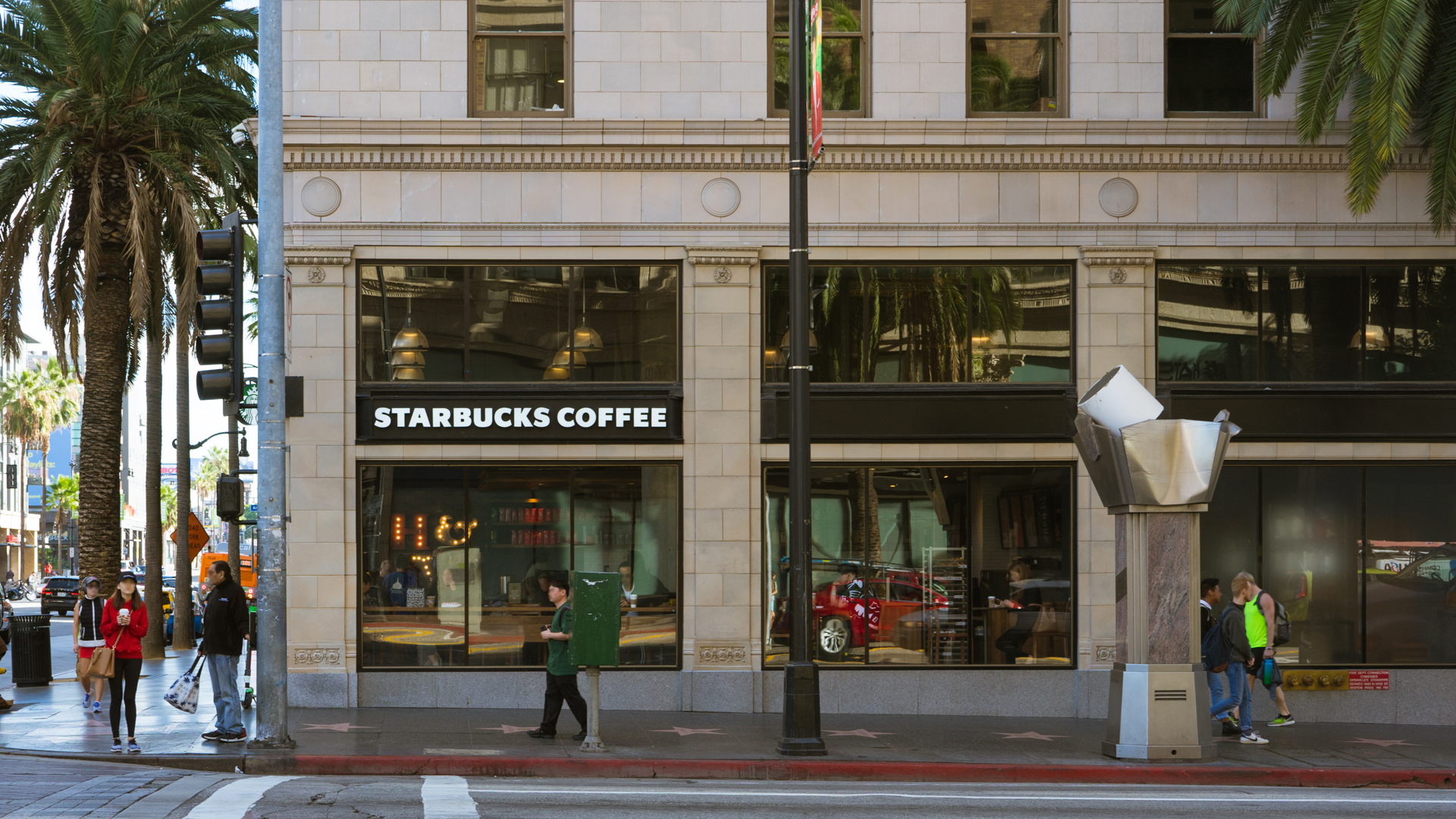 Có nên mua cổ phiếu Starbucks ngay bây giờ không?