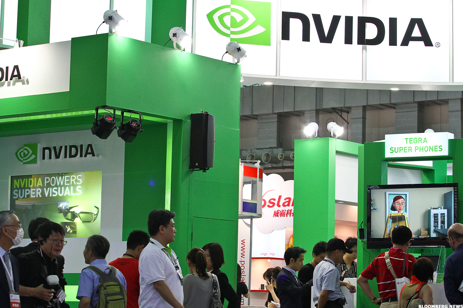 Cổ phiếu Nvidia năm 2023: 1 dấu hiệu tích cực và 1 cảnh báo nguy hiểm