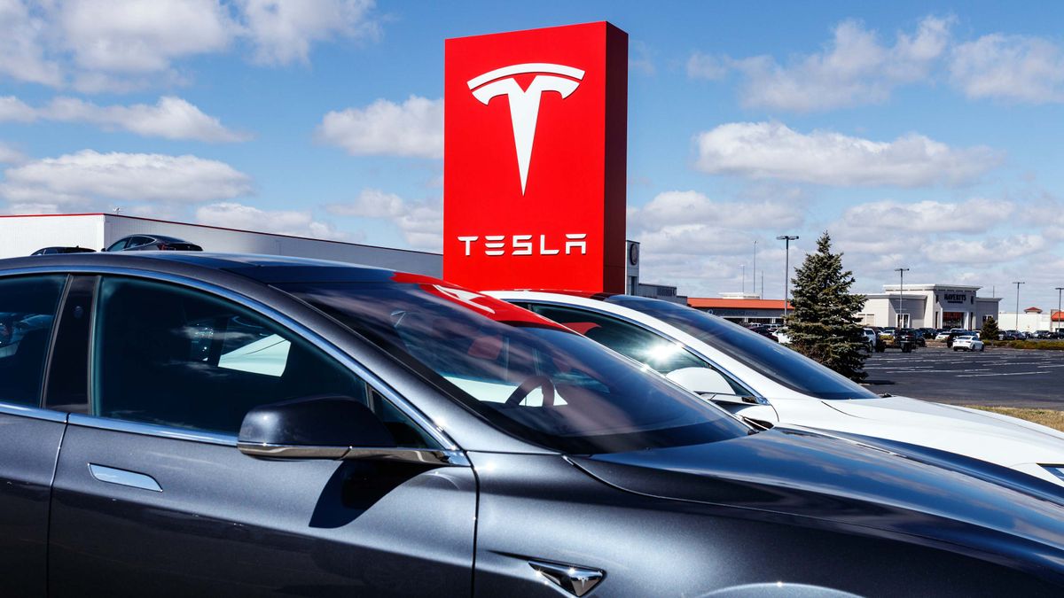 Tesla: Mua, Bán hay Giữ?