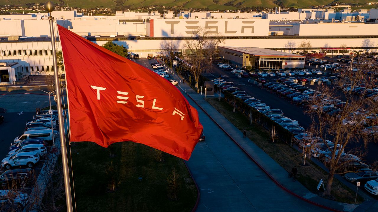 Tăng 100% trong năm nay, cổ phiếu Tesla có còn đáng mua không?