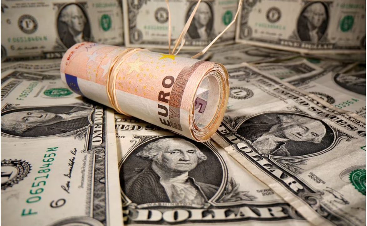 Euro tiếp tục chịu sức ép, giao dịch quanh ngưỡng 1,0700
