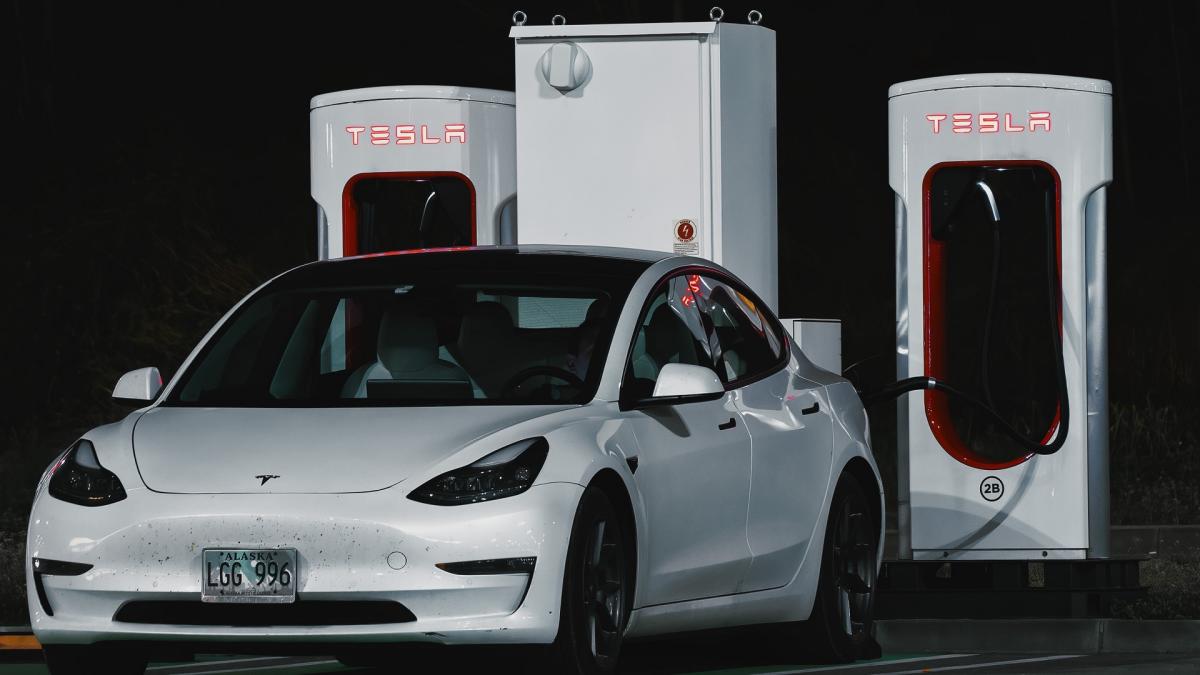Nhận định cổ phiếu Tesla: định giá quá cao, có khả năng tiếp tục giảm biên lợi nhuận