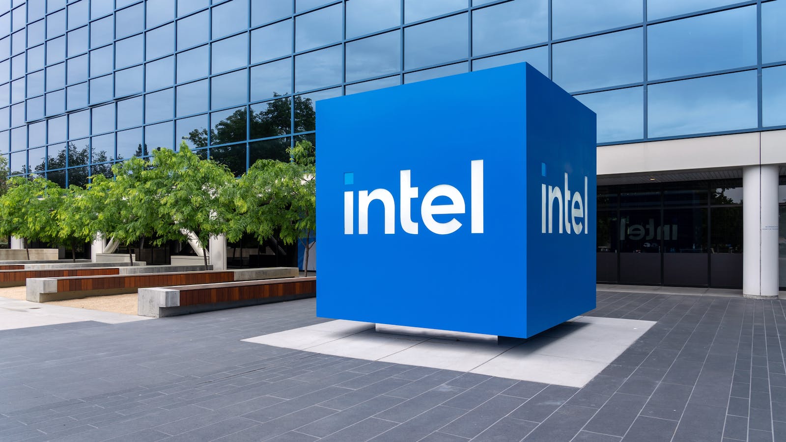Cổ phiếu bật tăng, các chuyên gia nói gì về triển vọng của Intel?