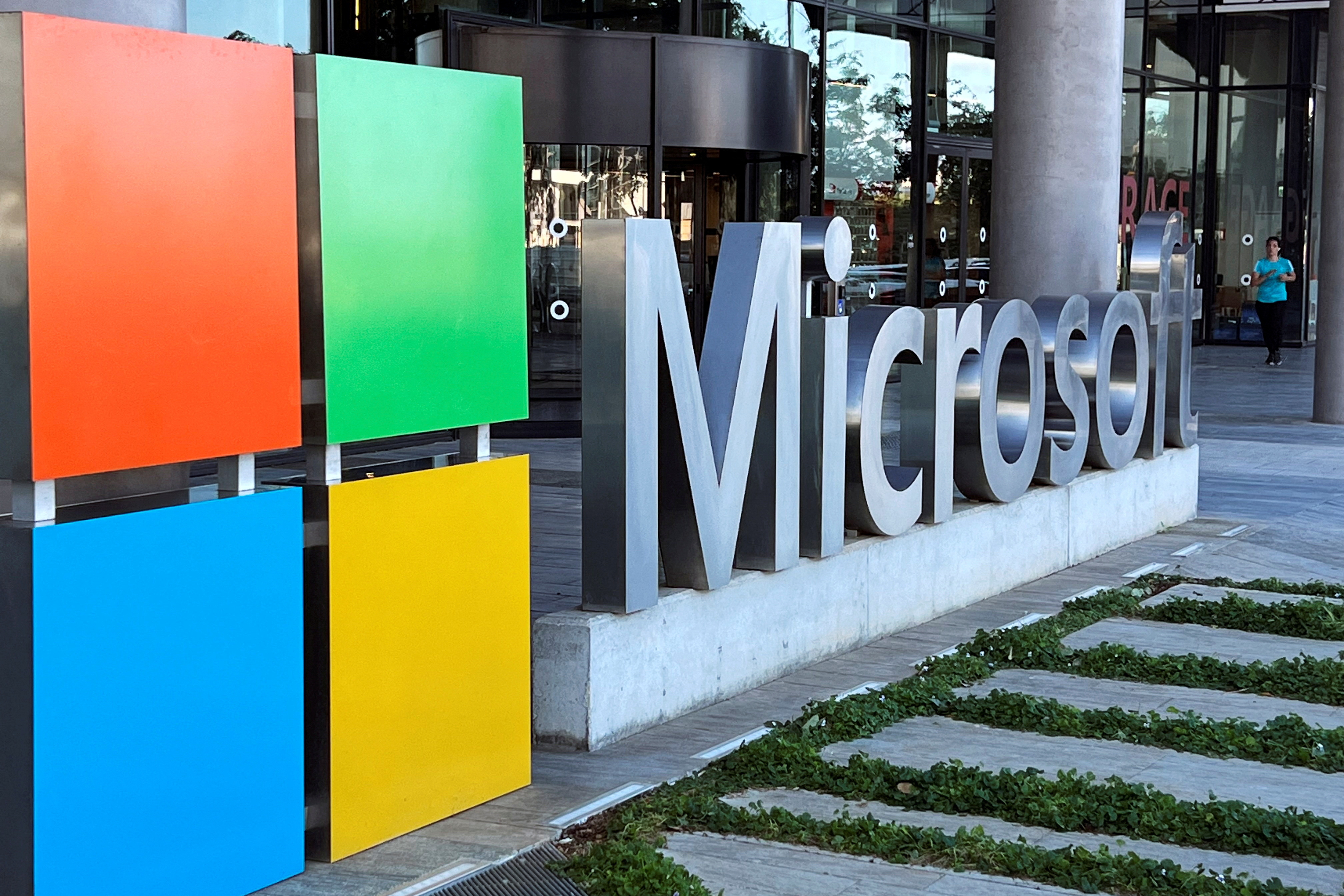 Microsoft tăng cổ tức hàng quý thêm 10% lên 0,75 USD