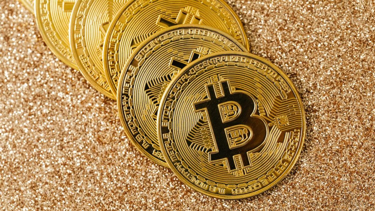 Bitcoin vượt ngưỡng 35.500 USD; altcoin tăng mạnh