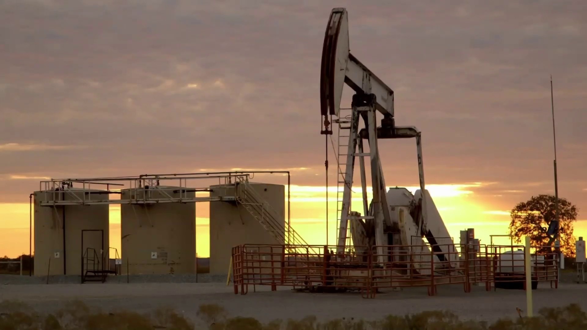 Tin nóng 30/11/2023 - Dầu tăng gần 2% do kỳ vọng OPEC+ tăng cường cắt giảm sản lượng
