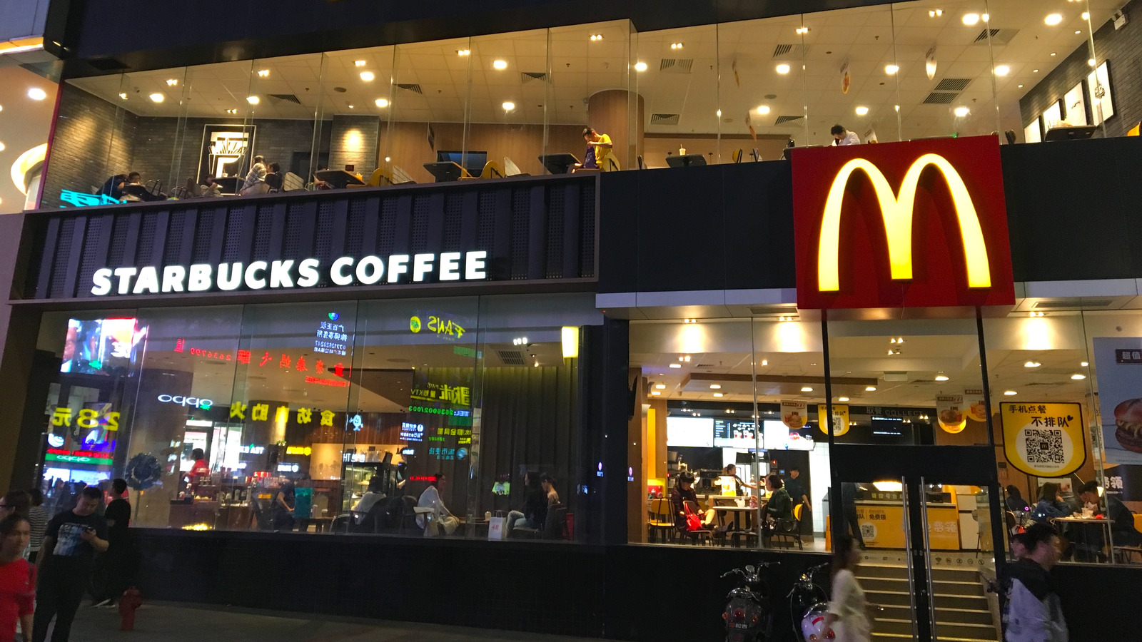 Lựa chọn đầu tư tốt hơn: Cổ phiếu McDonald's hay Starbucks?