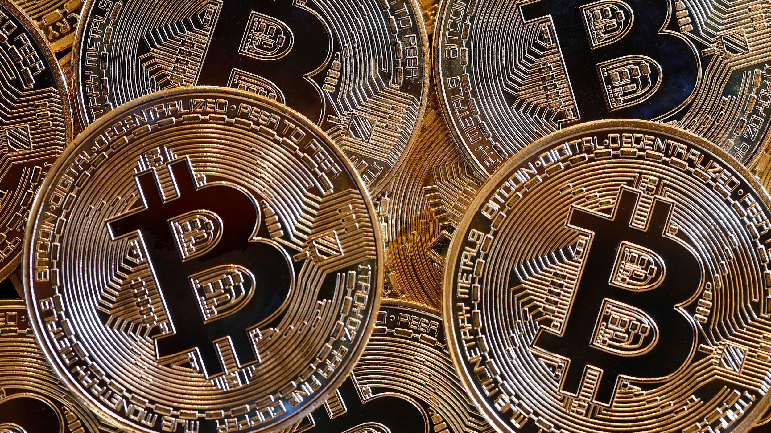 Bitcoin chạm 52.000 USD, vốn hóa thị trường vượt 1.000 tỷ USD