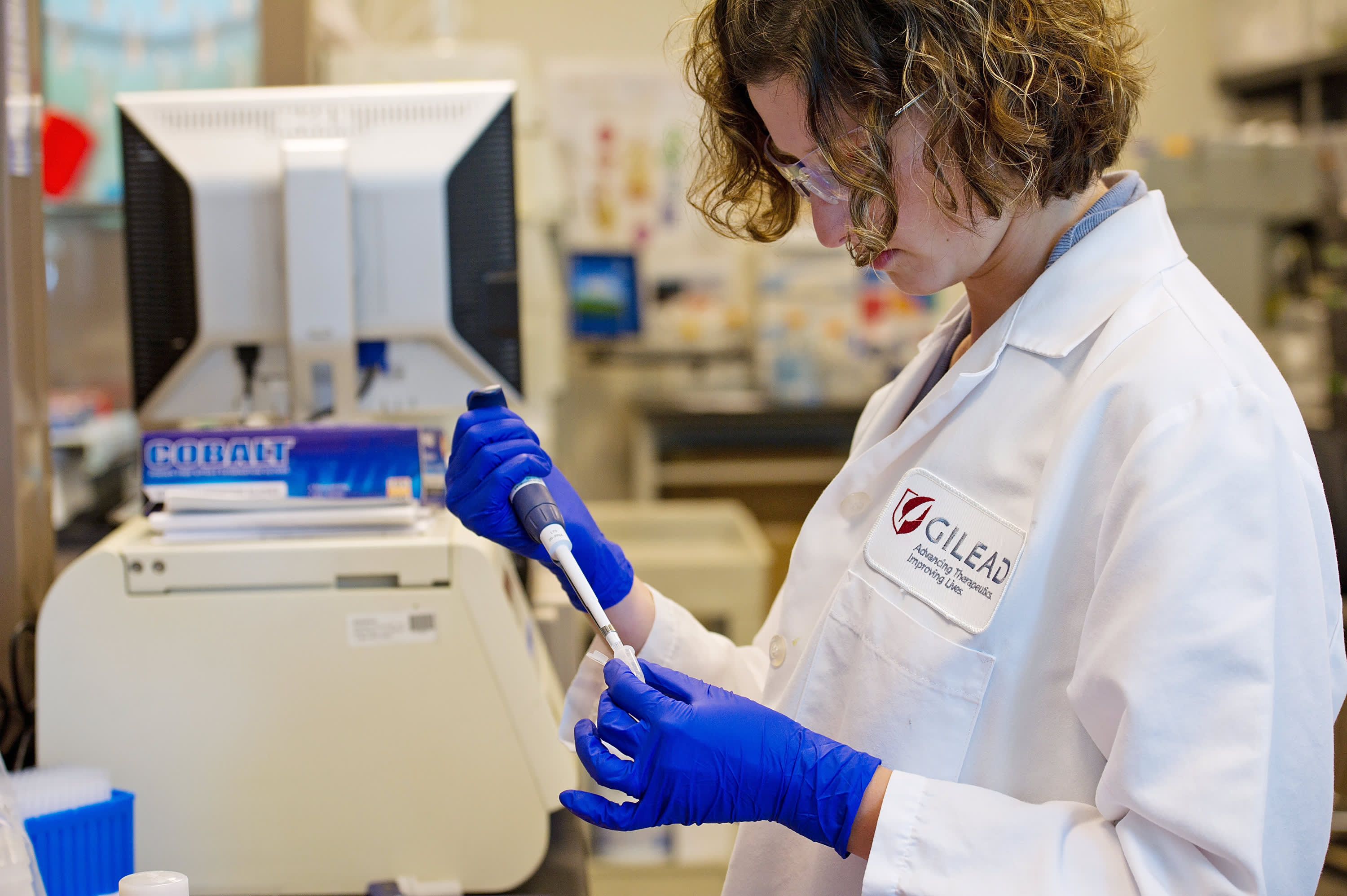 Đâu là cổ phiếu dược phẩm nên đầu tư? Gilead Sciences hay AstraZeneca