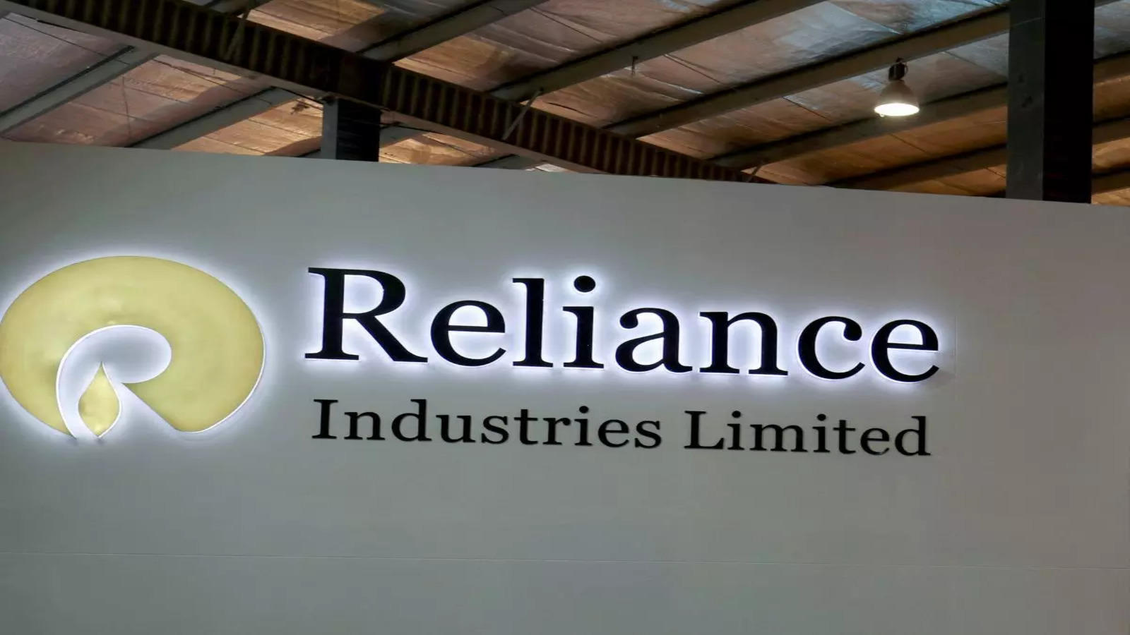Goldman Sachs tăng giá mục tiêu cho Reliance Industries và xếp hạng Mua