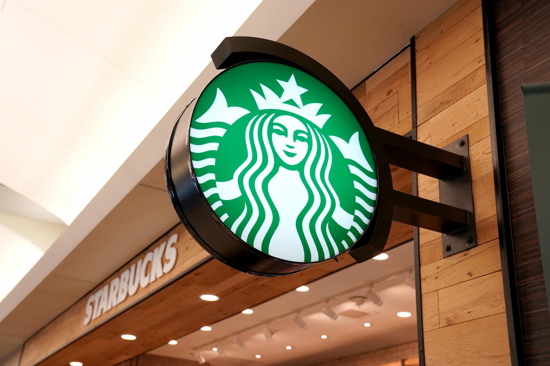 Cổ phiếu Starbucks đã giảm 20%, có nên mua ngay?