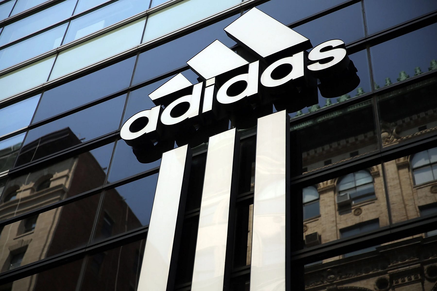 Adidas nâng dự toán lợi nhuận cho cả năm