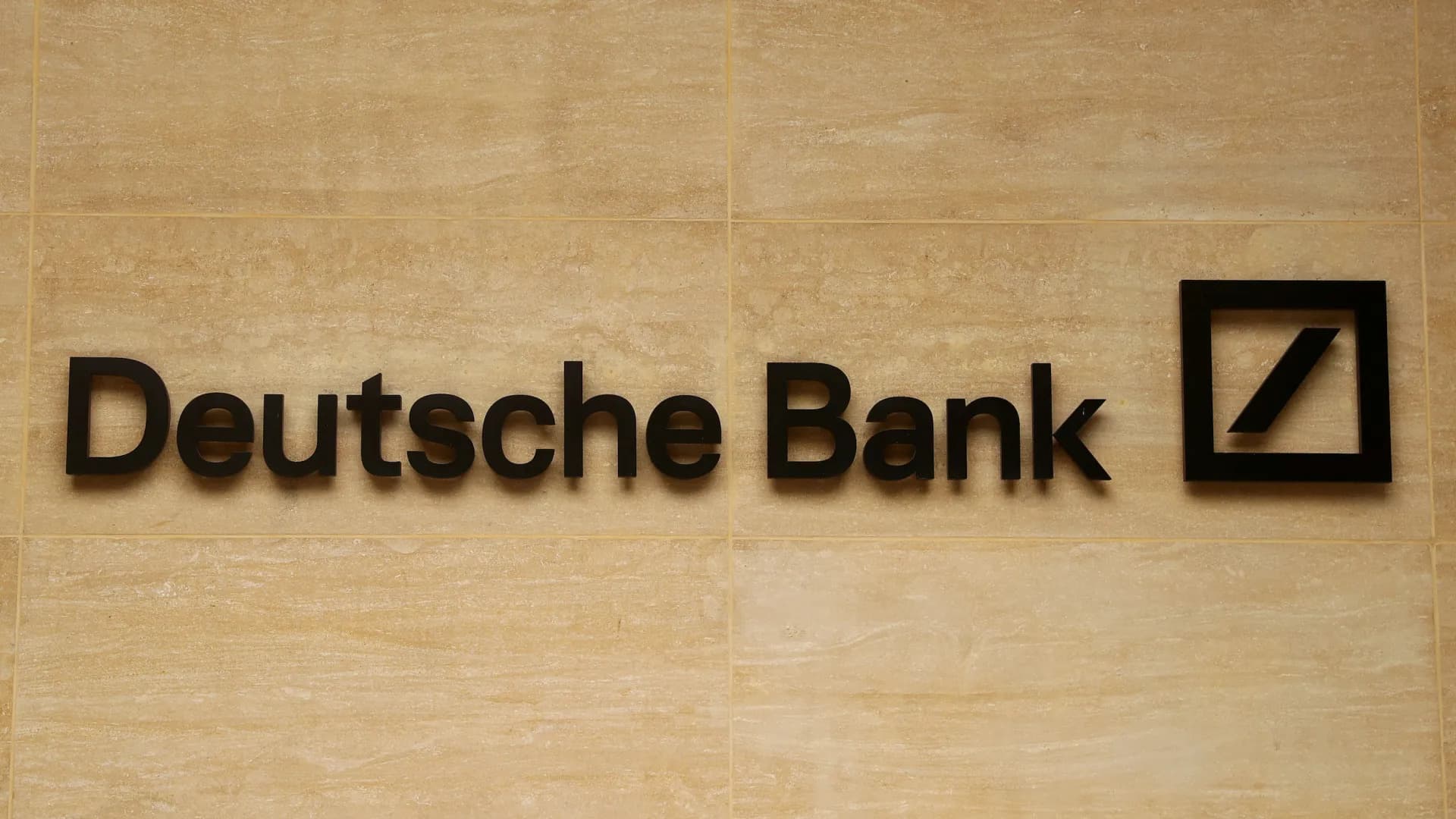 Deutsche Bank công bố mục tiêu tài sản quản lý