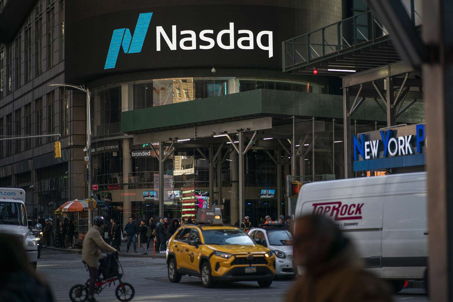 Chỉ số Nasdaq Composite chinh phục đỉnh cao mới 