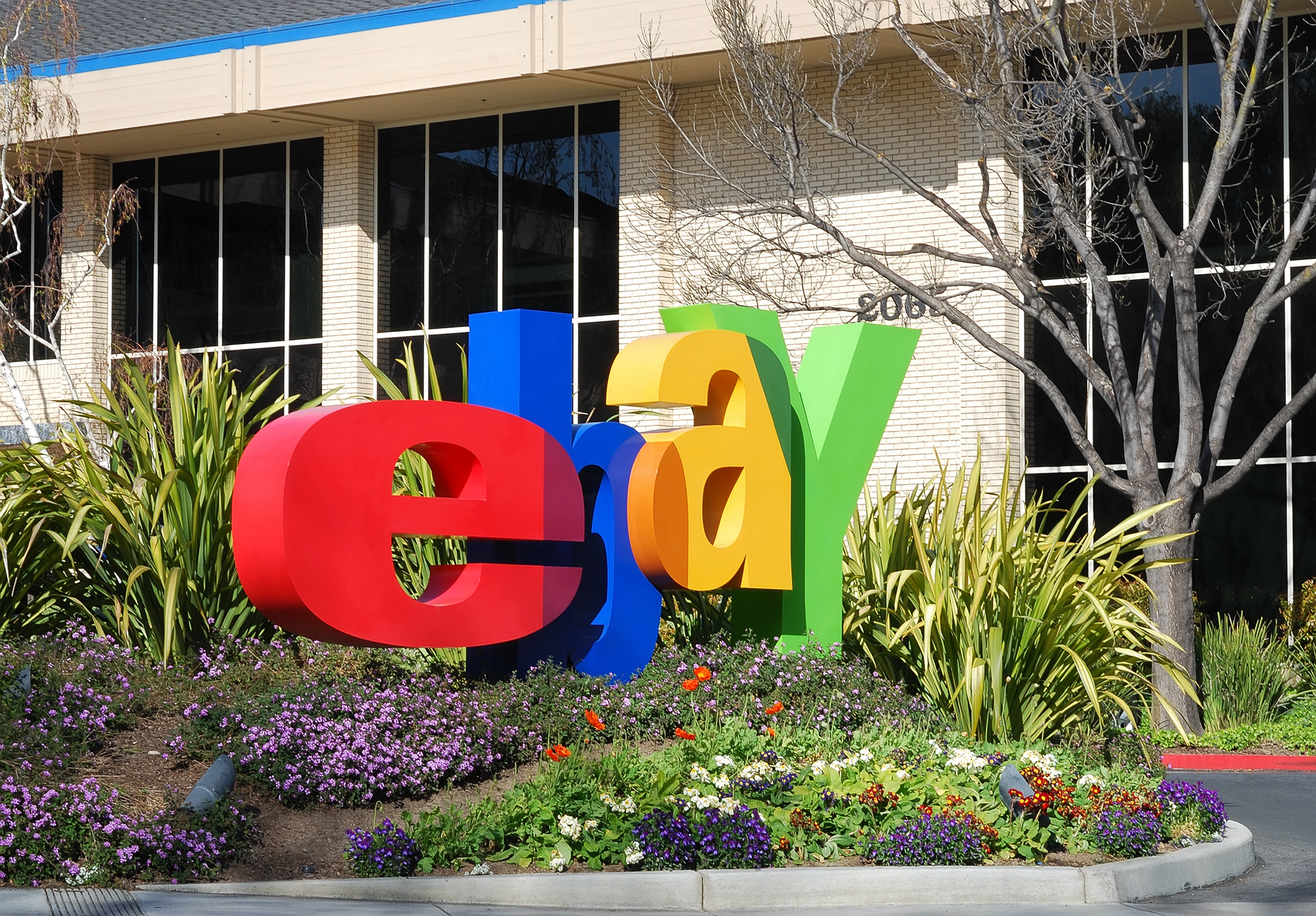 eBay duy trì cổ tức hàng quý 0,27 USD