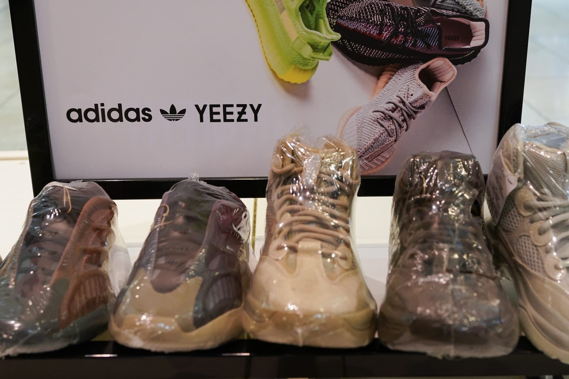 Adidas xử lý thành công lô giày Yeezy chưa bán được đầu tiên