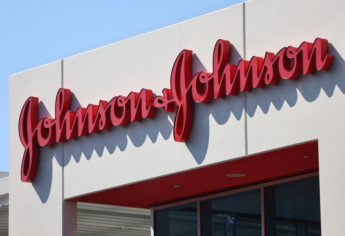 Đã đến lúc mua cổ phiếu Johnson & Johnson?