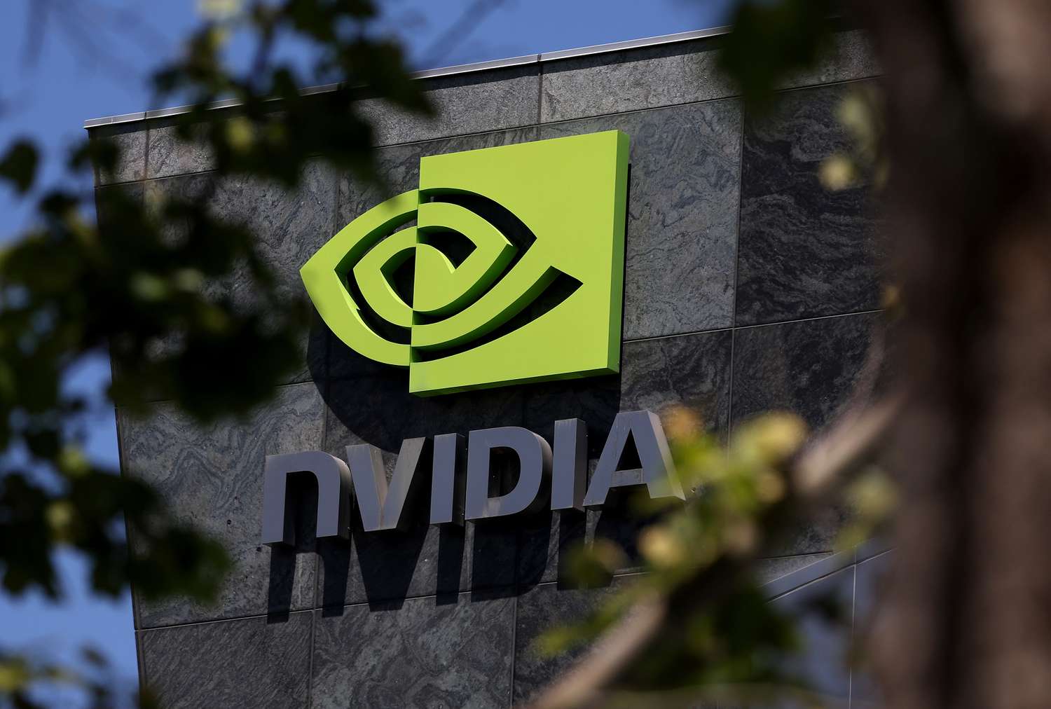 Cổ phiếu Nvidia lần đầu tiên vượt mốc 1.000 USD nhờ doanh thu tăng vọt