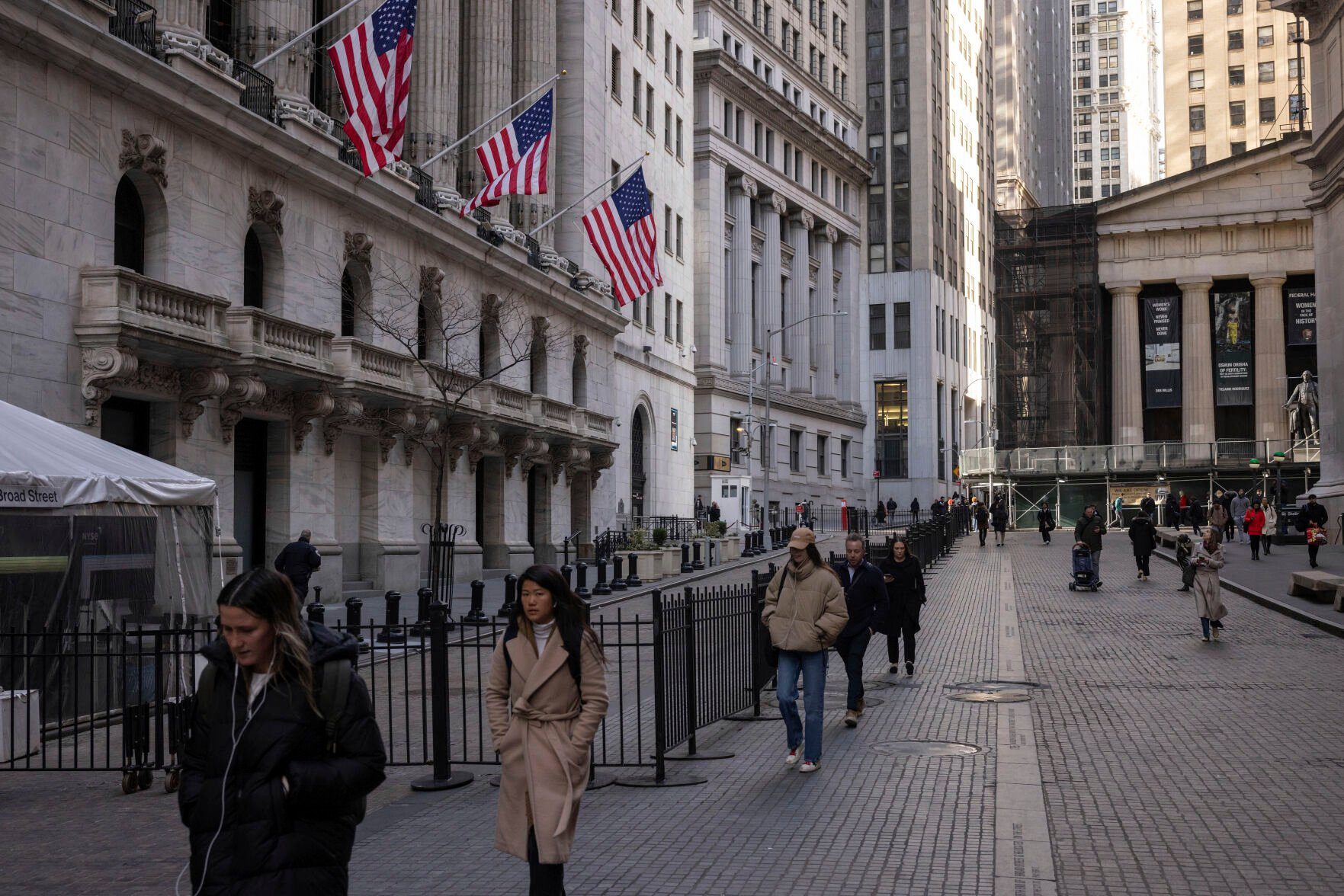 Tin nóng 15/05: Nasdaq lập đỉnh sau khi Powell trấn an nhà đầu tư