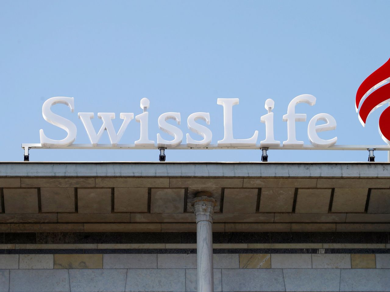Cổ phiếu Swiss Life Holding AG có đáng xem xét với khoản cổ tức sắp tới?