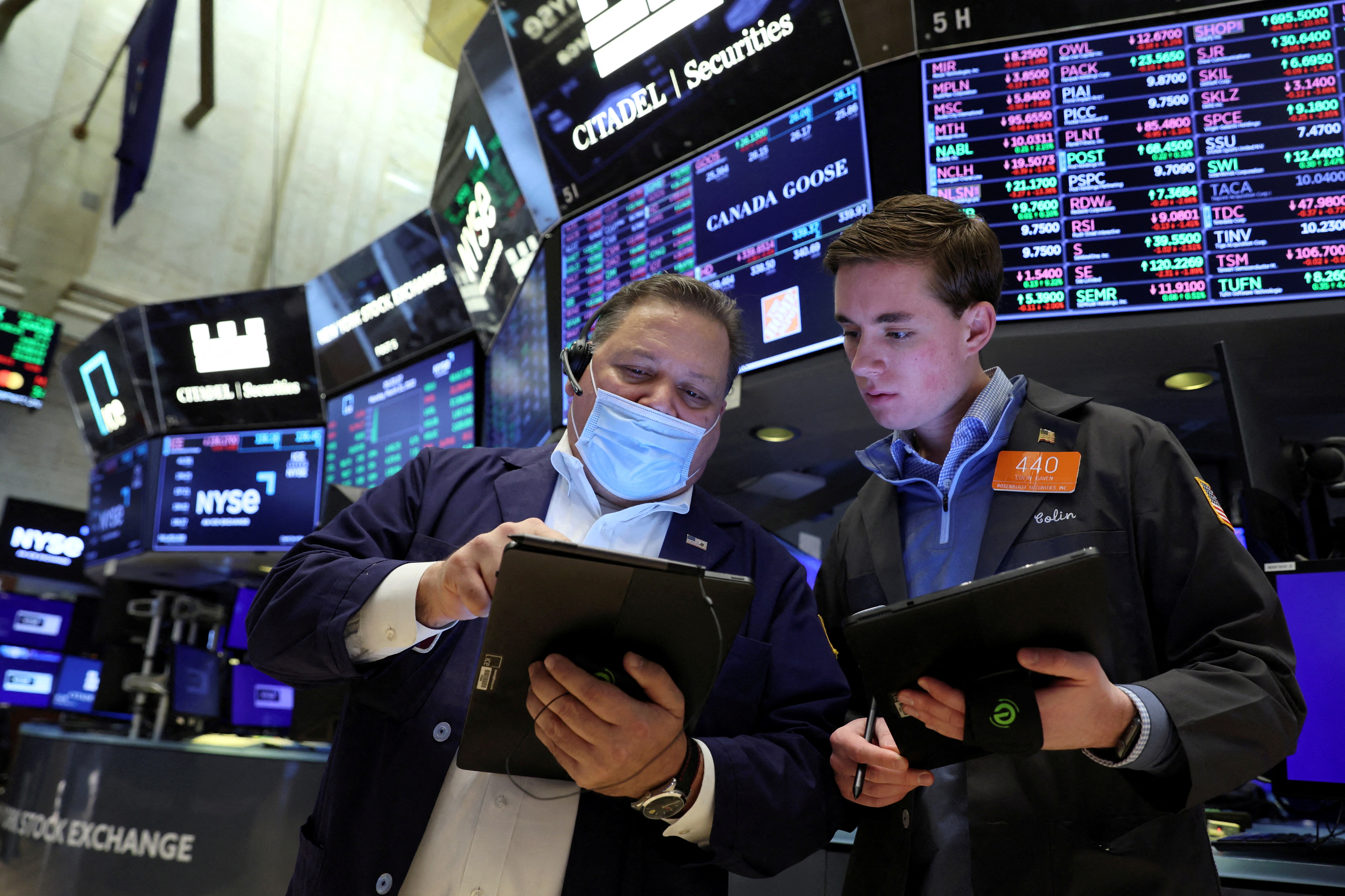 Chỉ số S&P 500 và Nasdaq chạm mức cao kỷ lục trong phiên đầu tuần