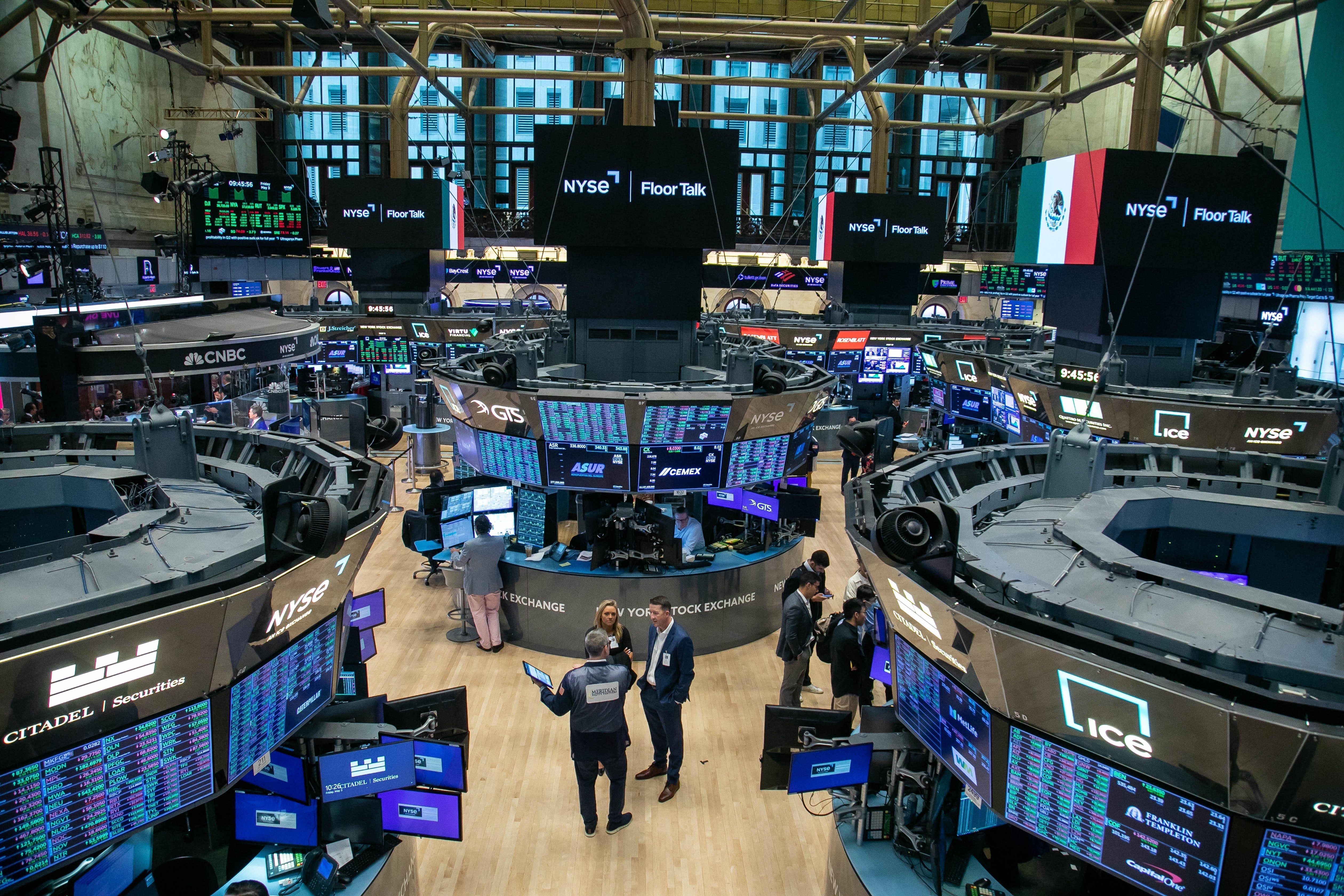 S&P 500 lần đầu tiên đóng cửa trên mốc 5.400 điểm