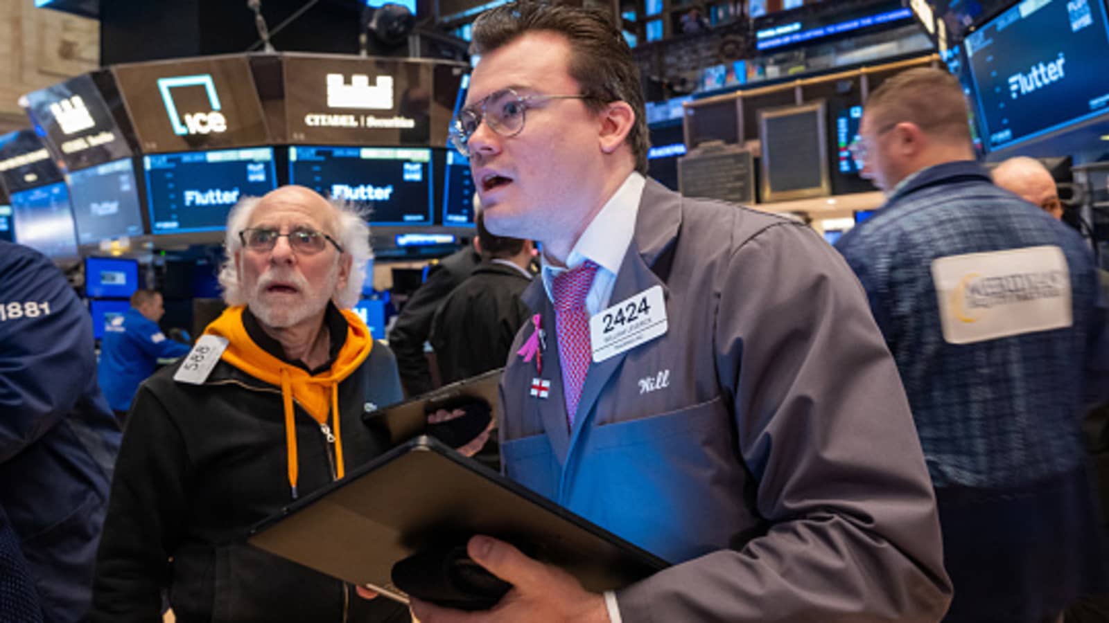 Tin nóng 12/06: Nasdaq, S&P 500 tăng điểm với Apple