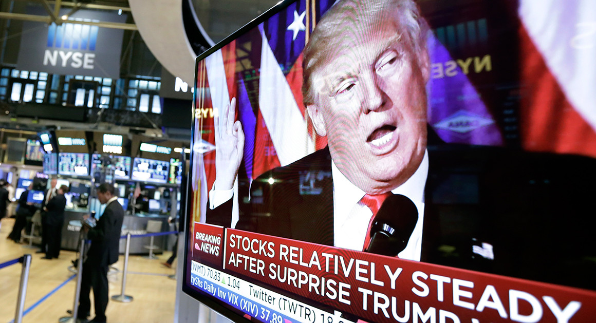 Thị trường chứng khoán Mỹ phủ sắc xanh khi nhà đầu tư đặt cược vào ông Trump