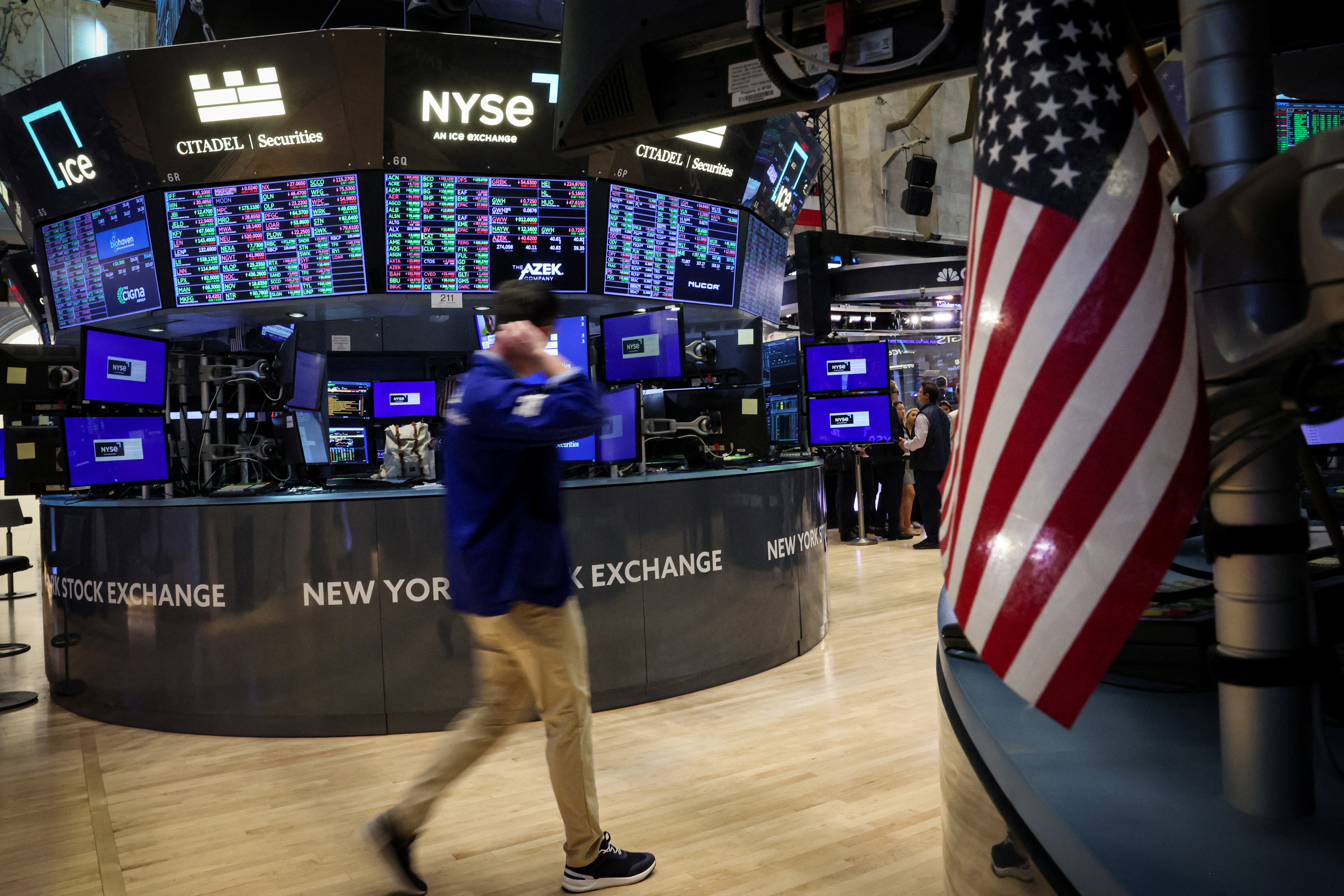Chỉ số Nasdaq trượt dốc, Dow Jones lập kỷ lục mới